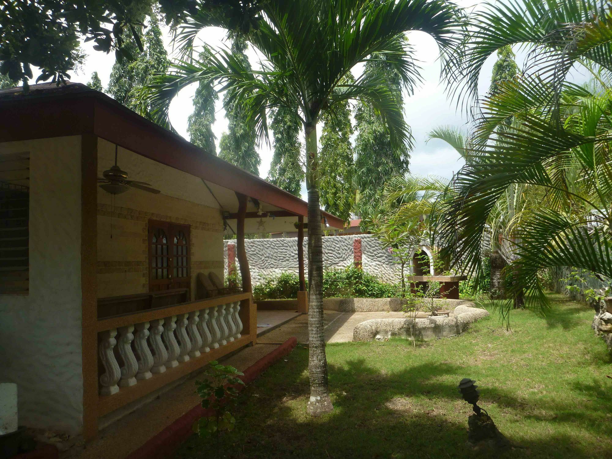 Tiptop Hotel, Resto And Delishop Panglao Esterno foto